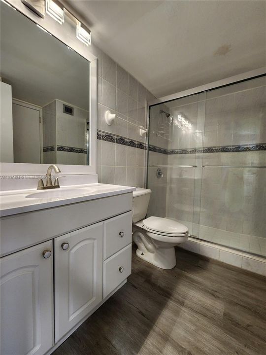 For Sale: $250,000 (1 beds, 1 baths, 736 Square Feet)