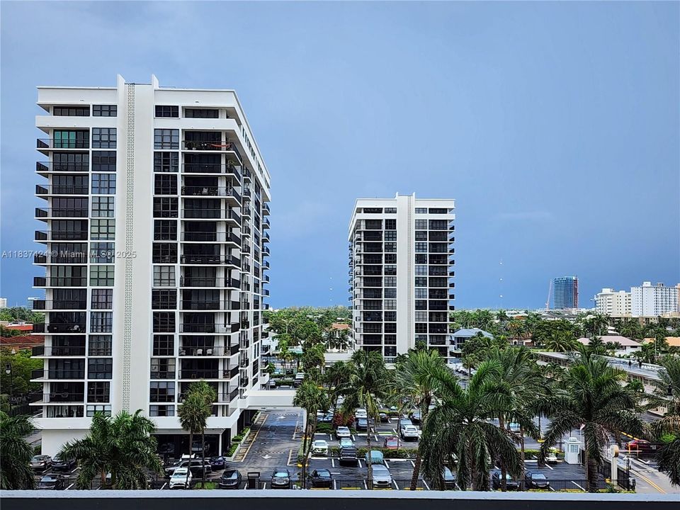 For Sale: $250,000 (1 beds, 1 baths, 736 Square Feet)