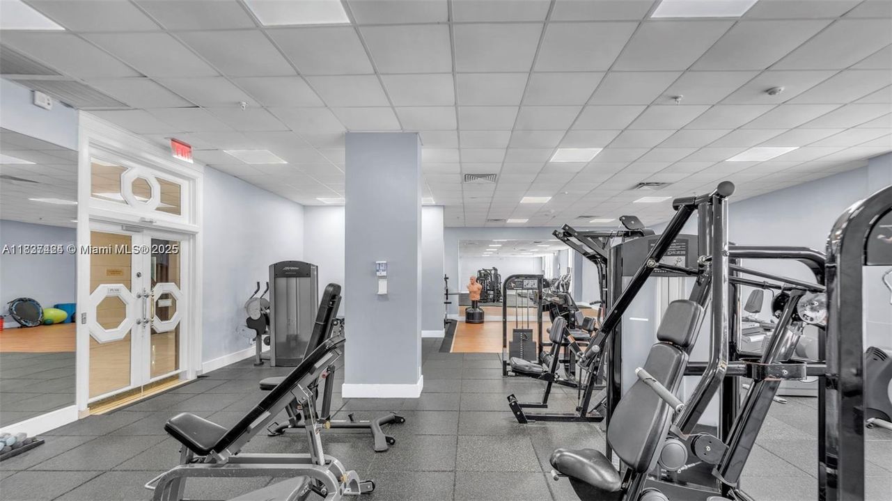 For Sale: $250,000 (1 beds, 1 baths, 736 Square Feet)