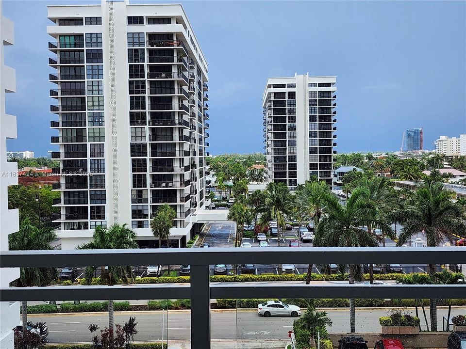 For Sale: $250,000 (1 beds, 1 baths, 736 Square Feet)