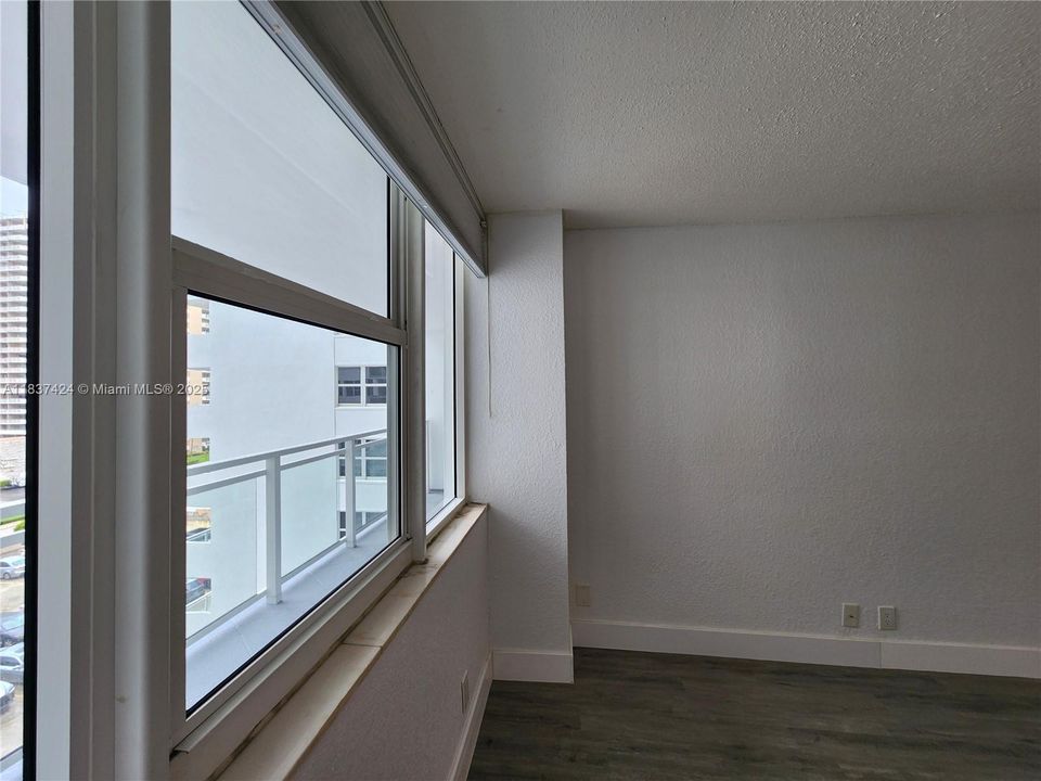 For Sale: $250,000 (1 beds, 1 baths, 736 Square Feet)