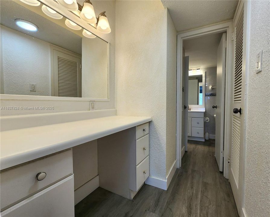 For Sale: $250,000 (1 beds, 1 baths, 736 Square Feet)