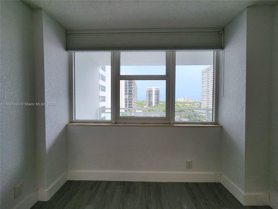 For Sale: $250,000 (1 beds, 1 baths, 736 Square Feet)