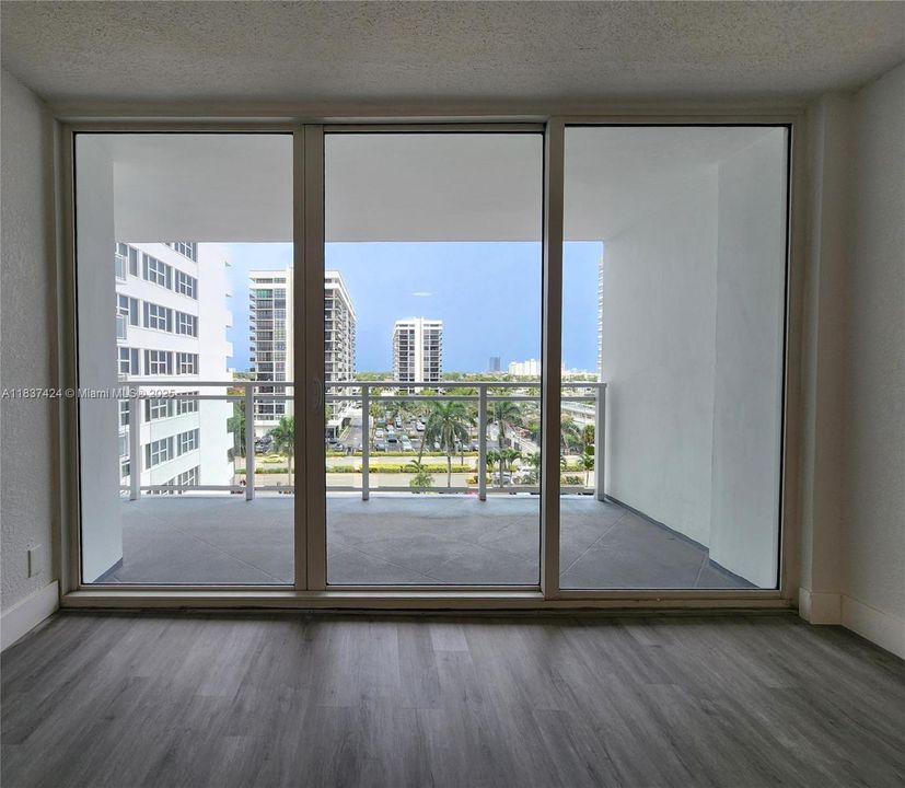 For Sale: $250,000 (1 beds, 1 baths, 736 Square Feet)