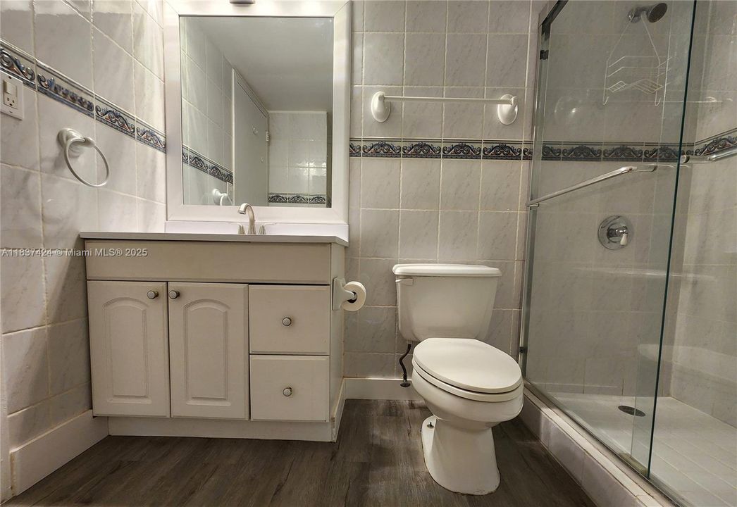 For Sale: $250,000 (1 beds, 1 baths, 736 Square Feet)