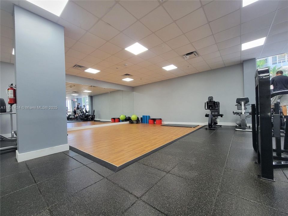 For Sale: $250,000 (1 beds, 1 baths, 736 Square Feet)