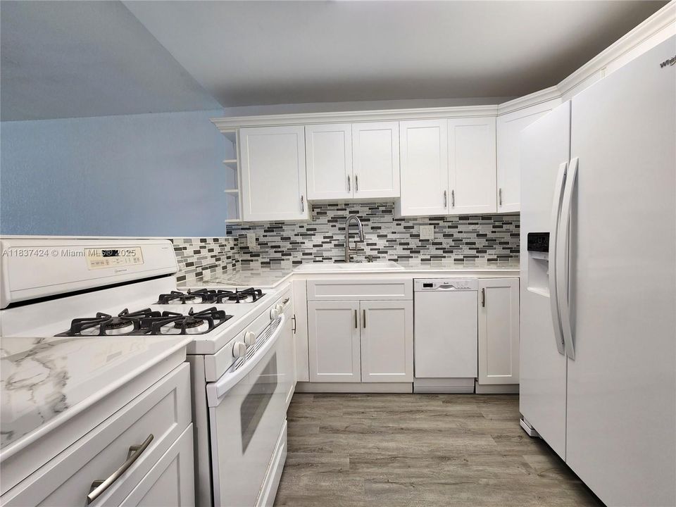 For Sale: $250,000 (1 beds, 1 baths, 736 Square Feet)