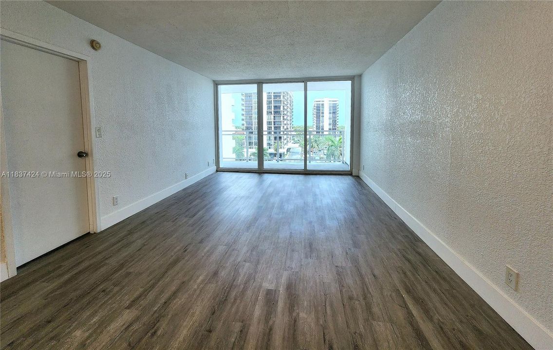 For Sale: $250,000 (1 beds, 1 baths, 736 Square Feet)