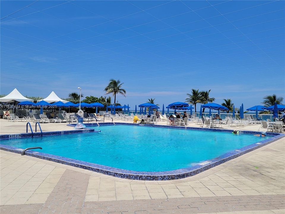 For Sale: $250,000 (1 beds, 1 baths, 736 Square Feet)