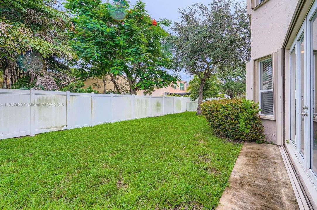 Под контрактом: $807,000 (5 спален, 3 ванн, 3625 Квадратных фут)