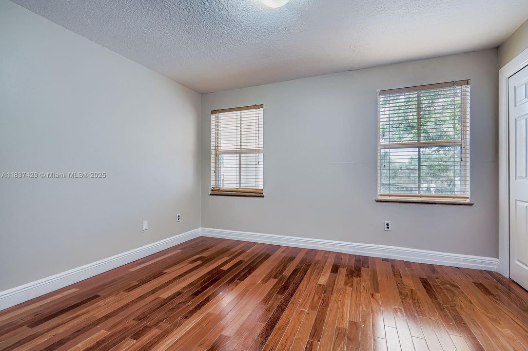 Под контрактом: $807,000 (5 спален, 3 ванн, 3625 Квадратных фут)