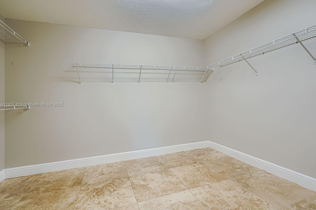 Под контрактом: $807,000 (5 спален, 3 ванн, 3625 Квадратных фут)