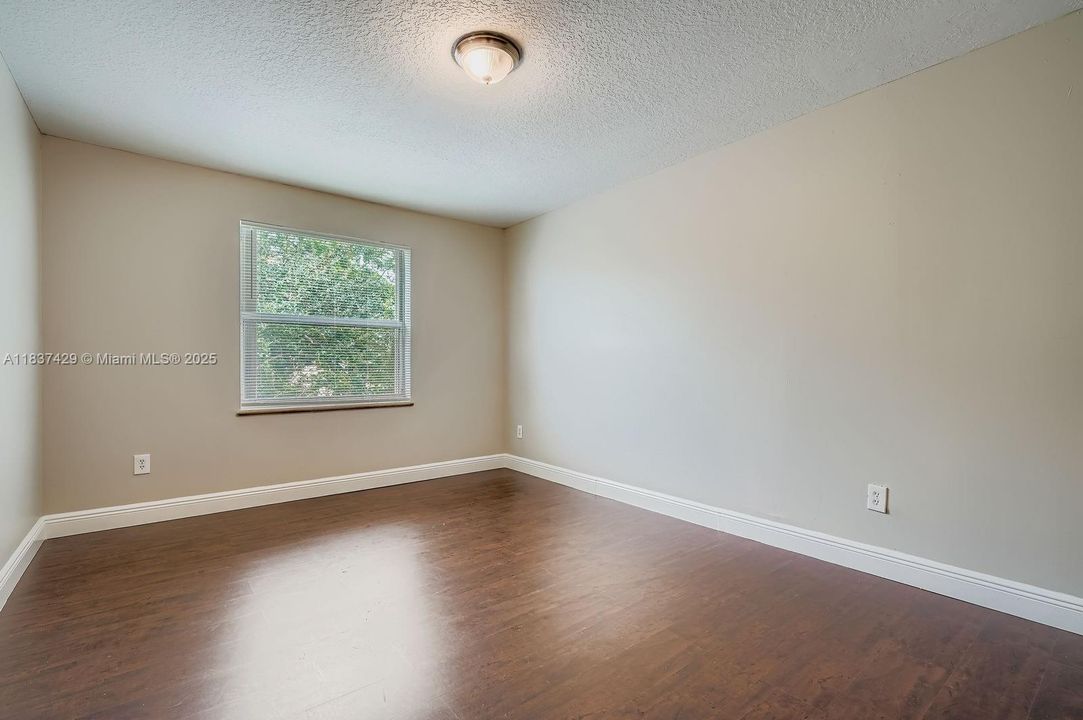 Под контрактом: $807,000 (5 спален, 3 ванн, 3625 Квадратных фут)