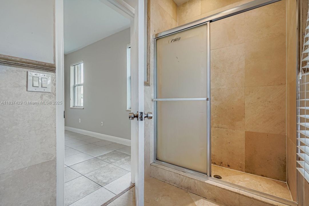 Под контрактом: $807,000 (5 спален, 3 ванн, 3625 Квадратных фут)