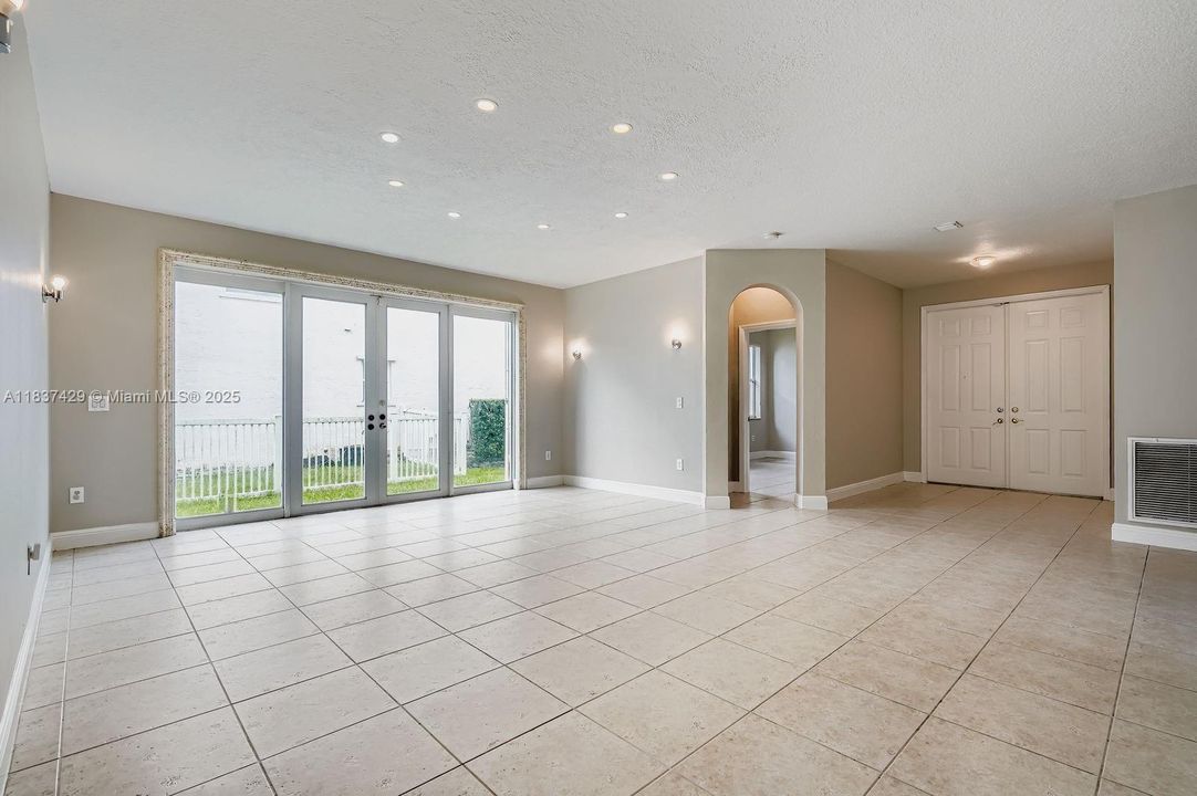 Под контрактом: $807,000 (5 спален, 3 ванн, 3625 Квадратных фут)