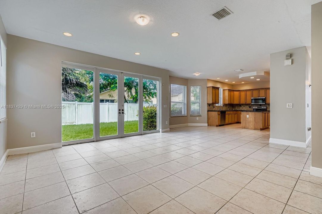 Под контрактом: $807,000 (5 спален, 3 ванн, 3625 Квадратных фут)