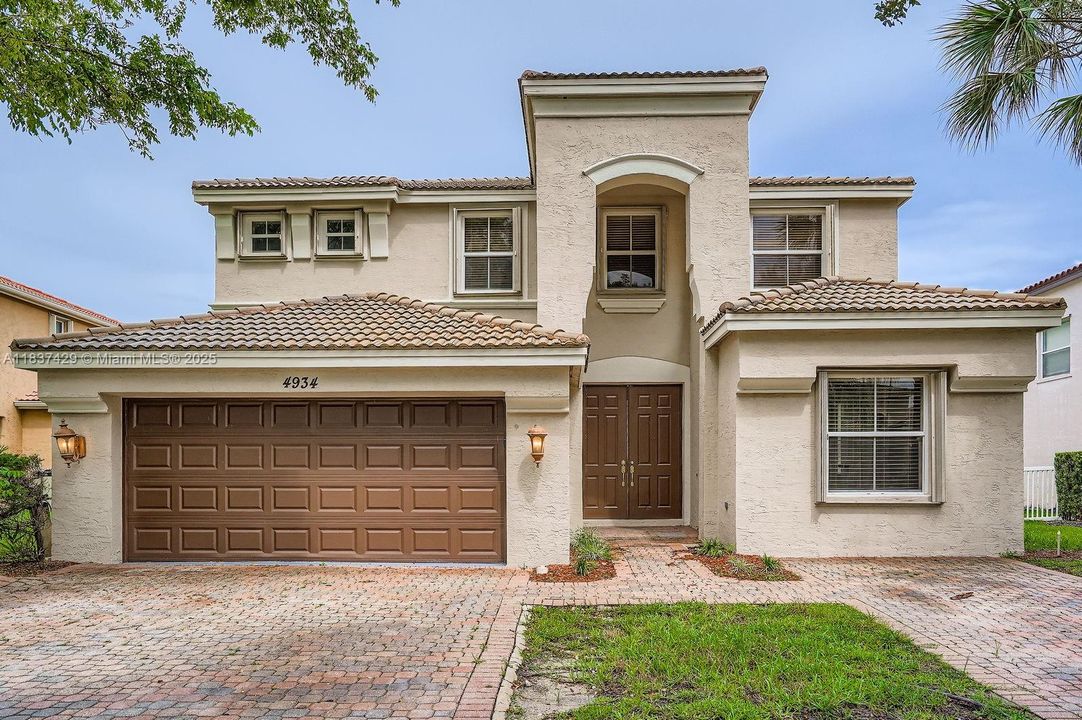 Под контрактом: $807,000 (5 спален, 3 ванн, 3625 Квадратных фут)