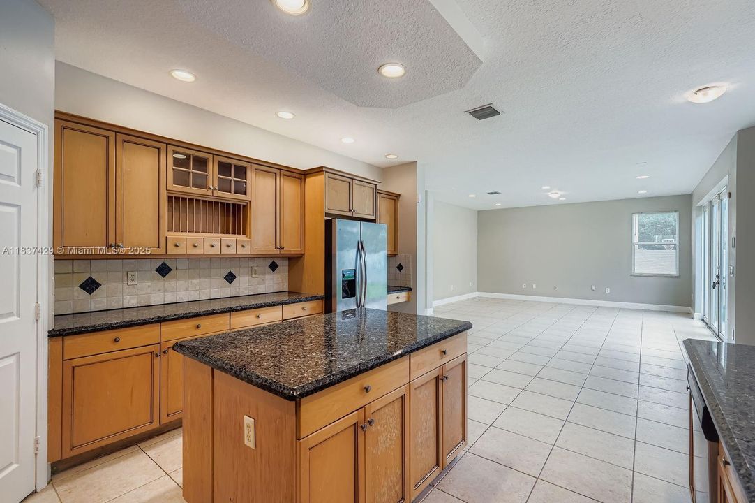 Под контрактом: $807,000 (5 спален, 3 ванн, 3625 Квадратных фут)