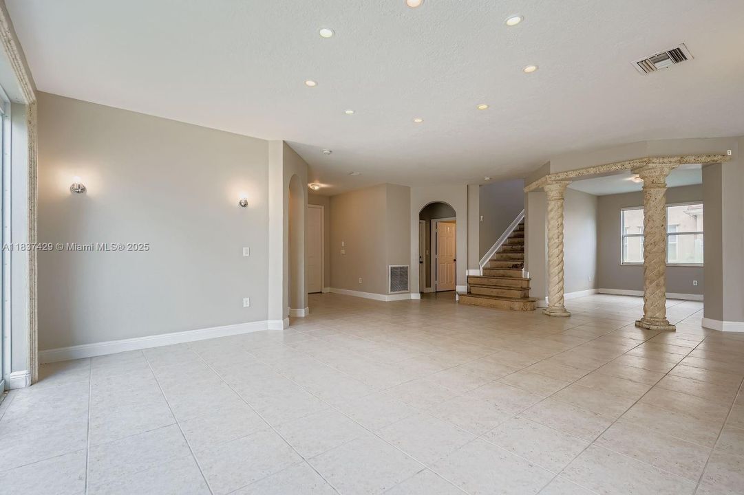 Под контрактом: $807,000 (5 спален, 3 ванн, 3625 Квадратных фут)