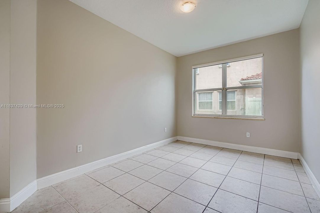 Под контрактом: $807,000 (5 спален, 3 ванн, 3625 Квадратных фут)