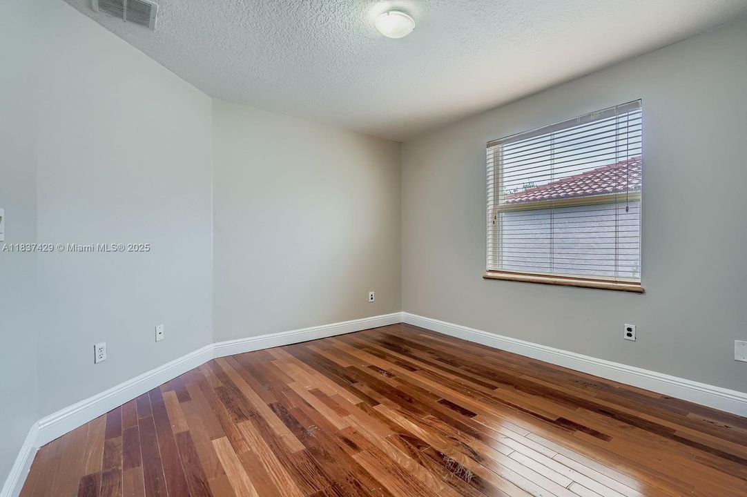 Под контрактом: $807,000 (5 спален, 3 ванн, 3625 Квадратных фут)