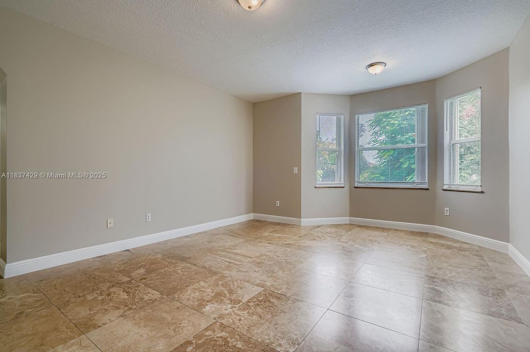 Под контрактом: $807,000 (5 спален, 3 ванн, 3625 Квадратных фут)