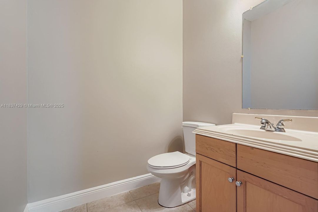 Под контрактом: $807,000 (5 спален, 3 ванн, 3625 Квадратных фут)