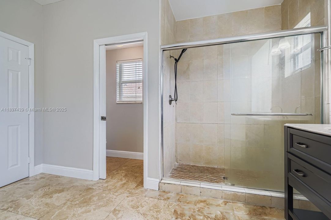 Под контрактом: $807,000 (5 спален, 3 ванн, 3625 Квадратных фут)