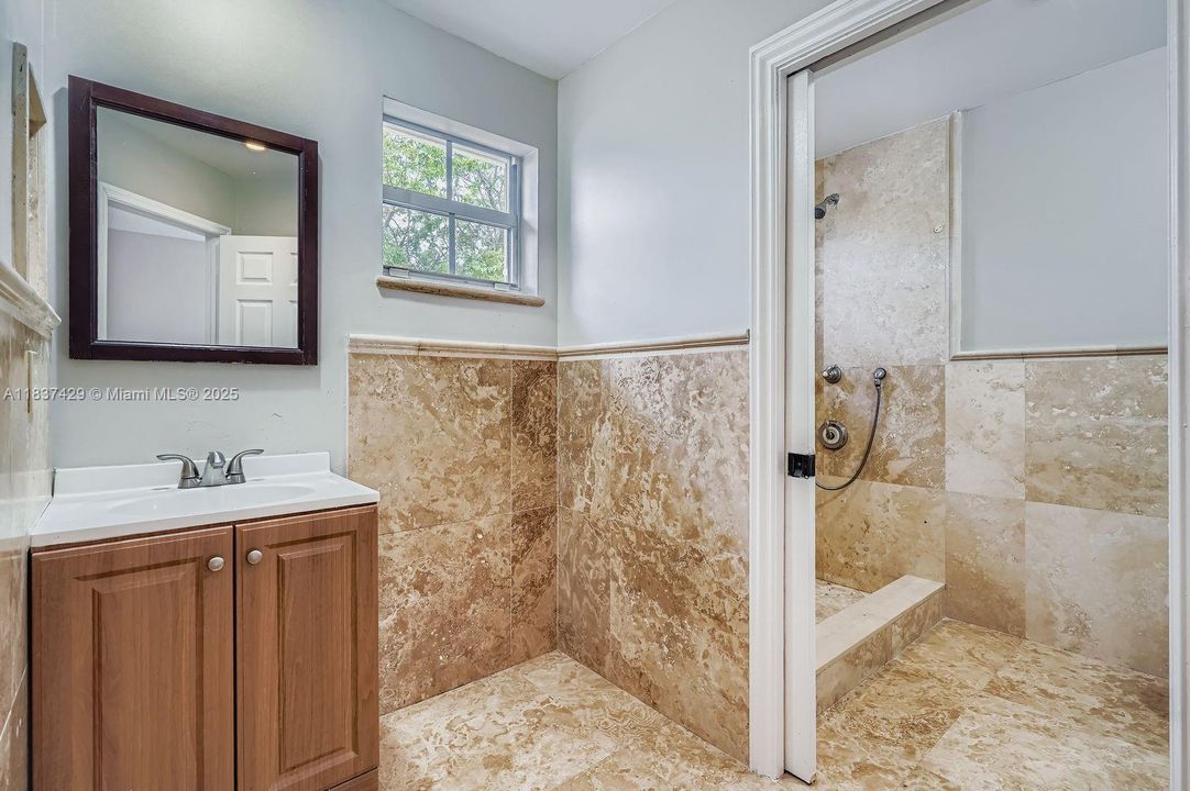 Под контрактом: $807,000 (5 спален, 3 ванн, 3625 Квадратных фут)