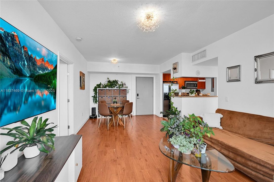 待售: $360,000 (2 贝兹, 2 浴室, 984 平方英尺)