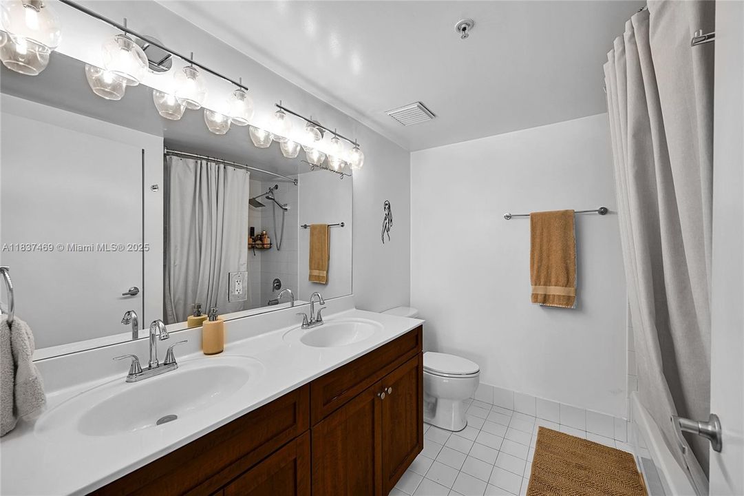 待售: $360,000 (2 贝兹, 2 浴室, 984 平方英尺)