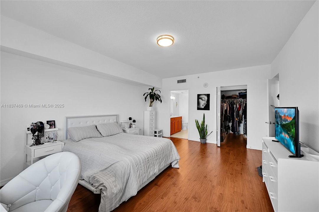 待售: $360,000 (2 贝兹, 2 浴室, 984 平方英尺)