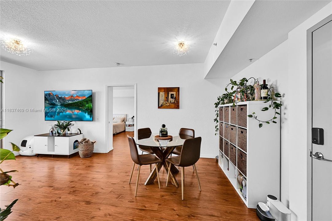 待售: $360,000 (2 贝兹, 2 浴室, 984 平方英尺)