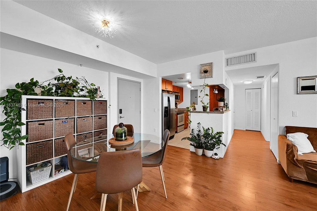 待售: $360,000 (2 贝兹, 2 浴室, 984 平方英尺)