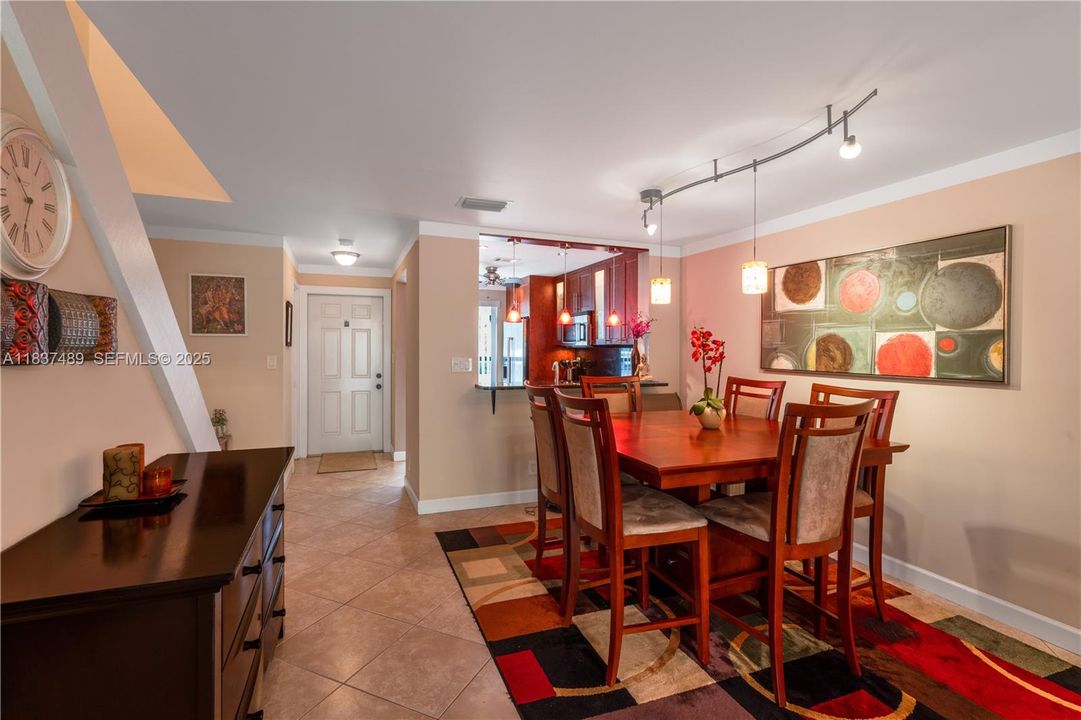 En Venta: $298,000 (2 camas, 2 baños, 1098 Pies cuadrados)