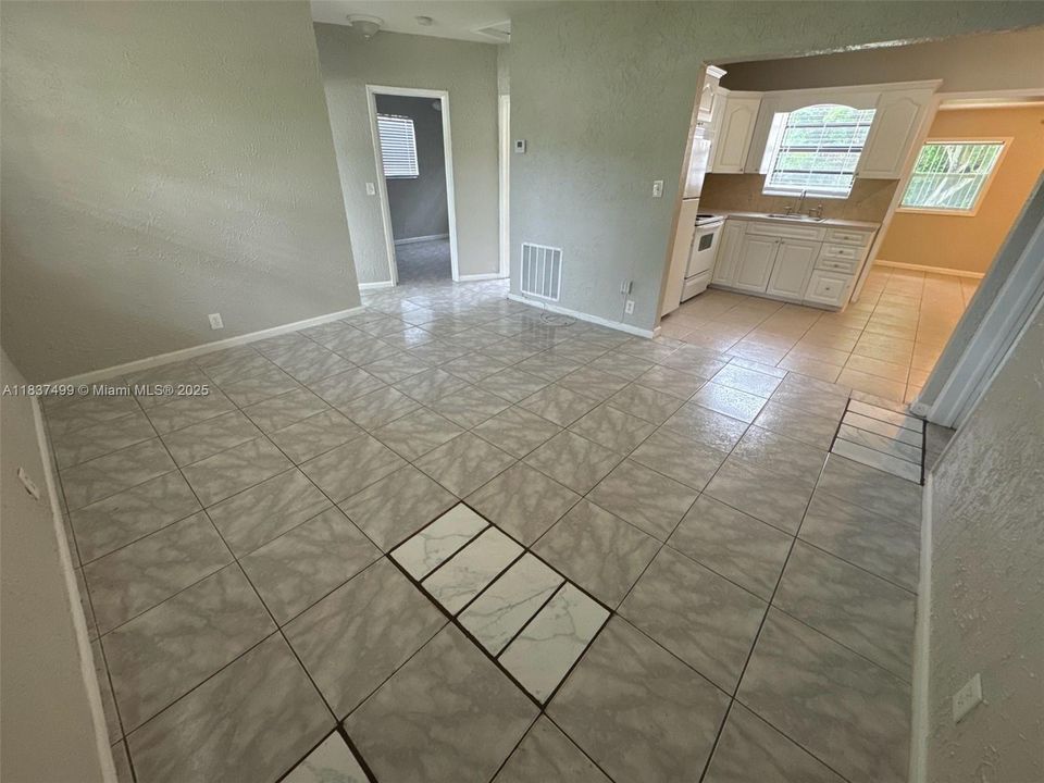 Vendido Recientemente: $396,000 (3 camas, 1 baños, 1043 Pies cuadrados)