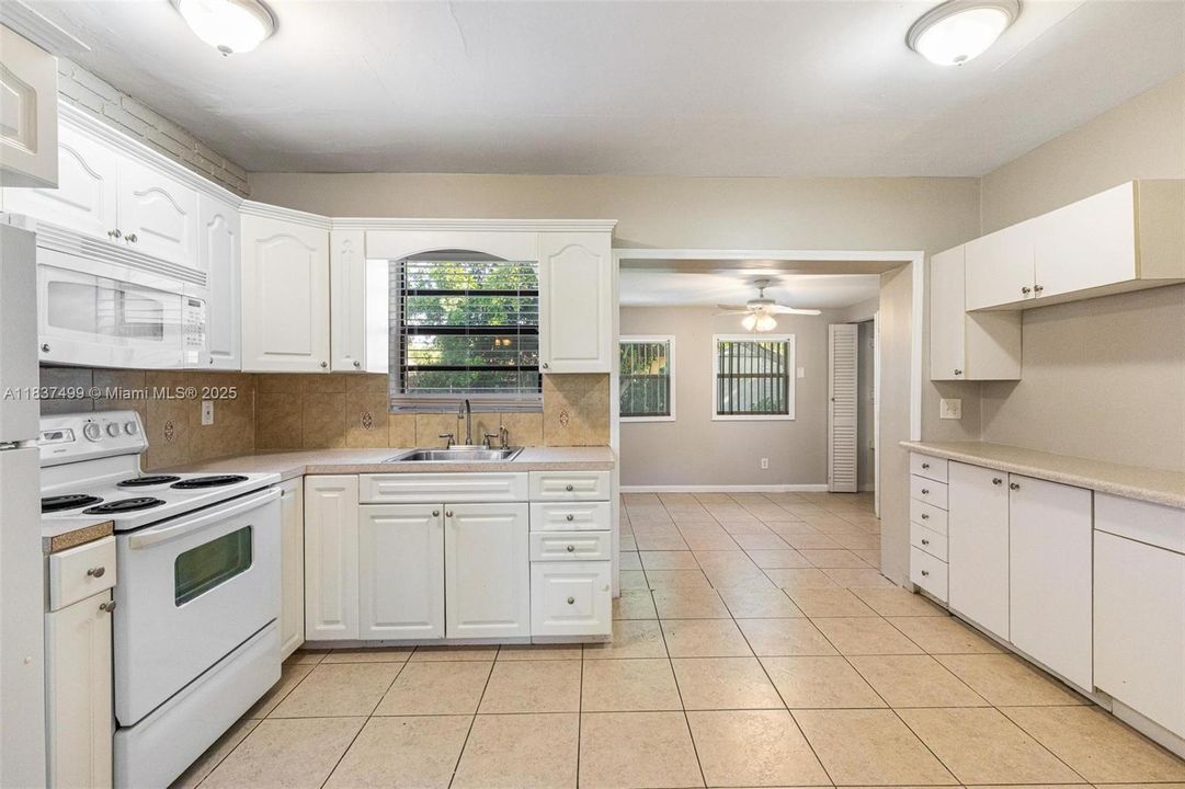 Vendido Recientemente: $396,000 (3 camas, 1 baños, 1043 Pies cuadrados)