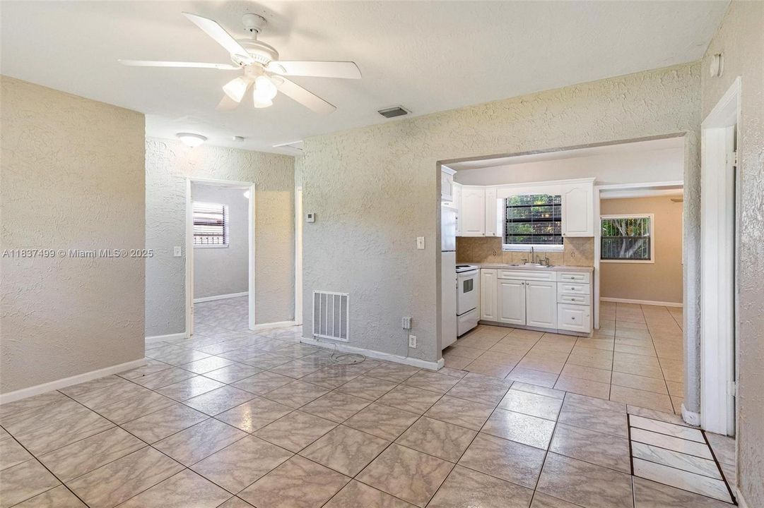 Vendido Recientemente: $396,000 (3 camas, 1 baños, 1043 Pies cuadrados)