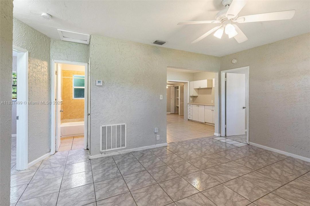 Vendido Recientemente: $396,000 (3 camas, 1 baños, 1043 Pies cuadrados)