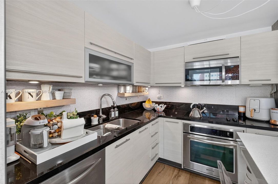 Activo con contrato: $345,000 (1 camas, 1 baños, 978 Pies cuadrados)