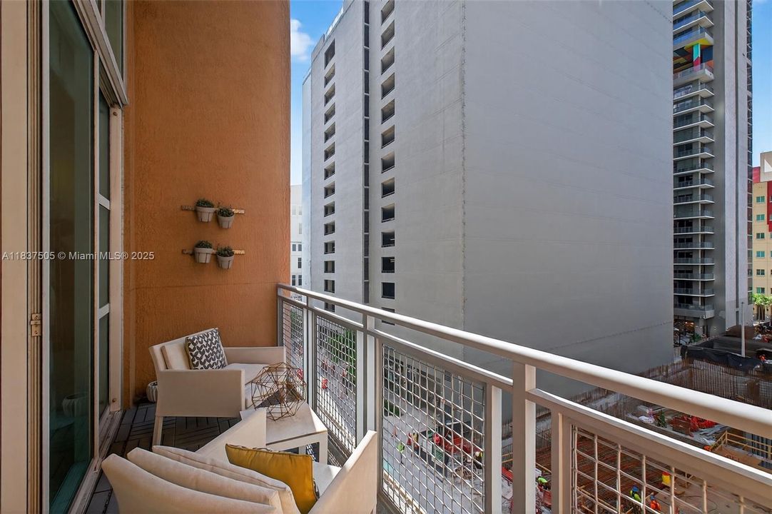 Activo con contrato: $345,000 (1 camas, 1 baños, 978 Pies cuadrados)