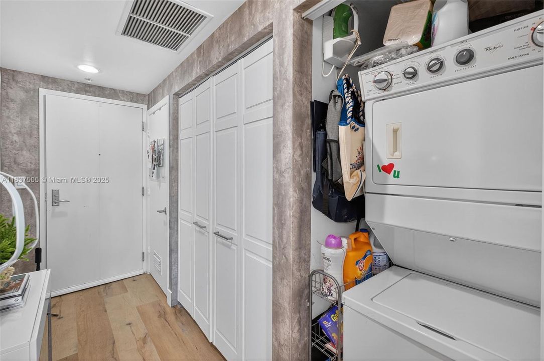 Activo con contrato: $345,000 (1 camas, 1 baños, 978 Pies cuadrados)