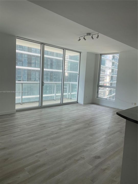 Recently Rented: $3,700 (2 beds, 2 baths, 1017 Square Feet)