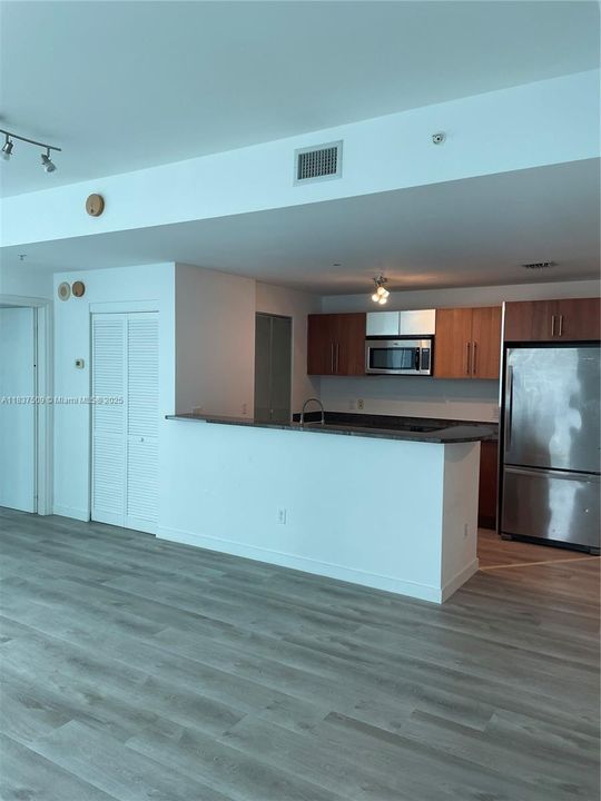 Recently Rented: $3,700 (2 beds, 2 baths, 1017 Square Feet)