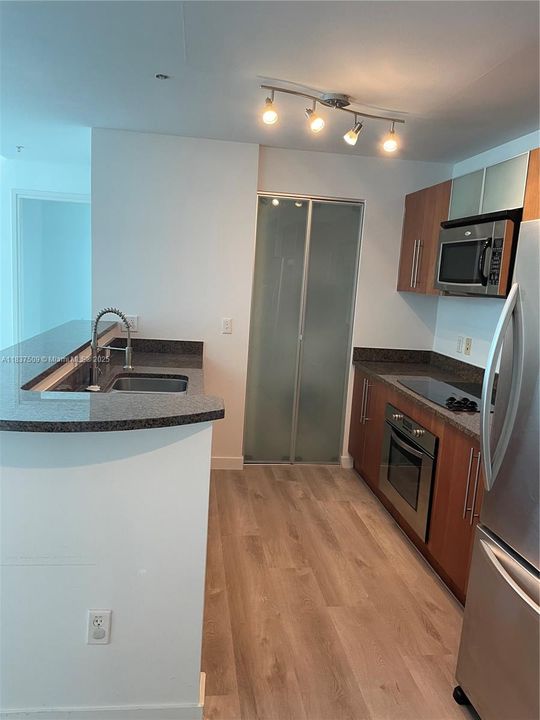 Recently Rented: $3,700 (2 beds, 2 baths, 1017 Square Feet)