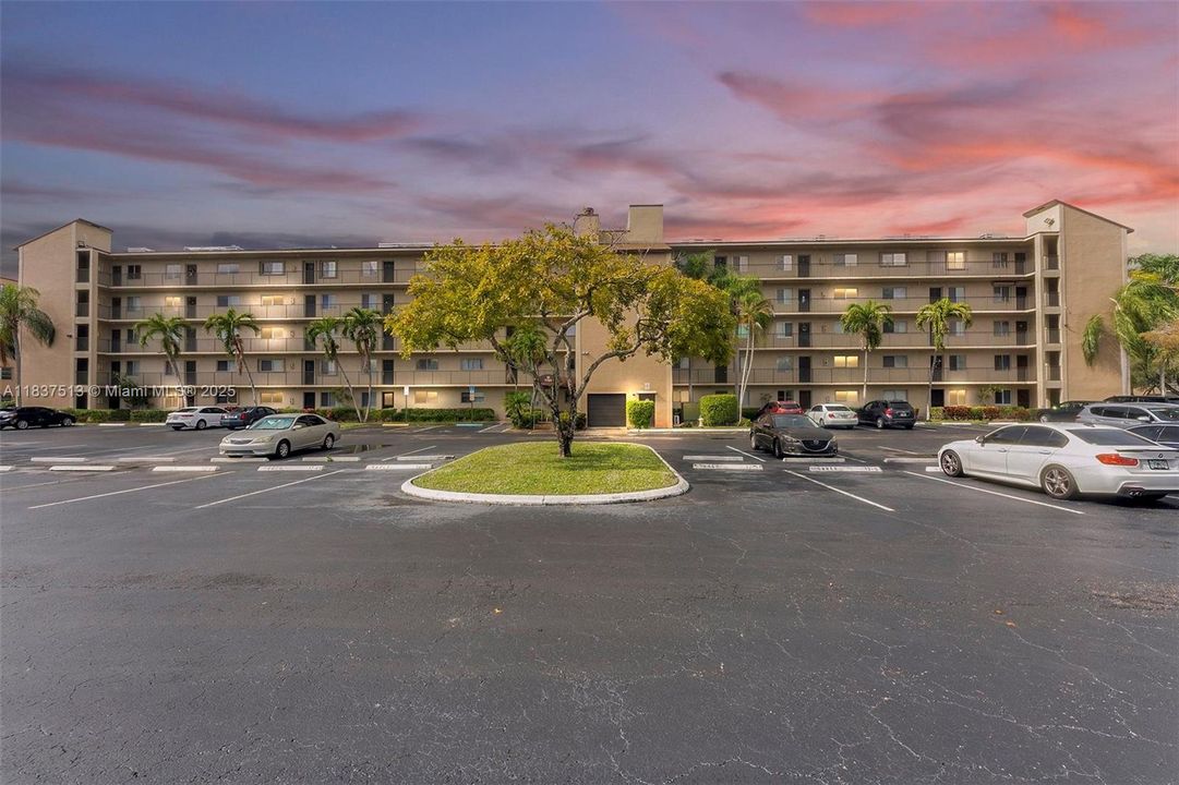 合同活跃: $190,000 (2 贝兹, 2 浴室, 1040 平方英尺)