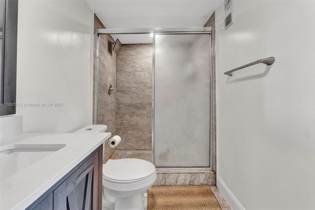 合同活跃: $190,000 (2 贝兹, 2 浴室, 1040 平方英尺)