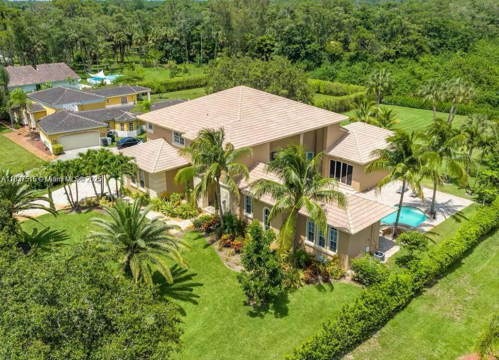 For Rent: $12,500 (5 beds, 4 baths, 5500 Square Feet)