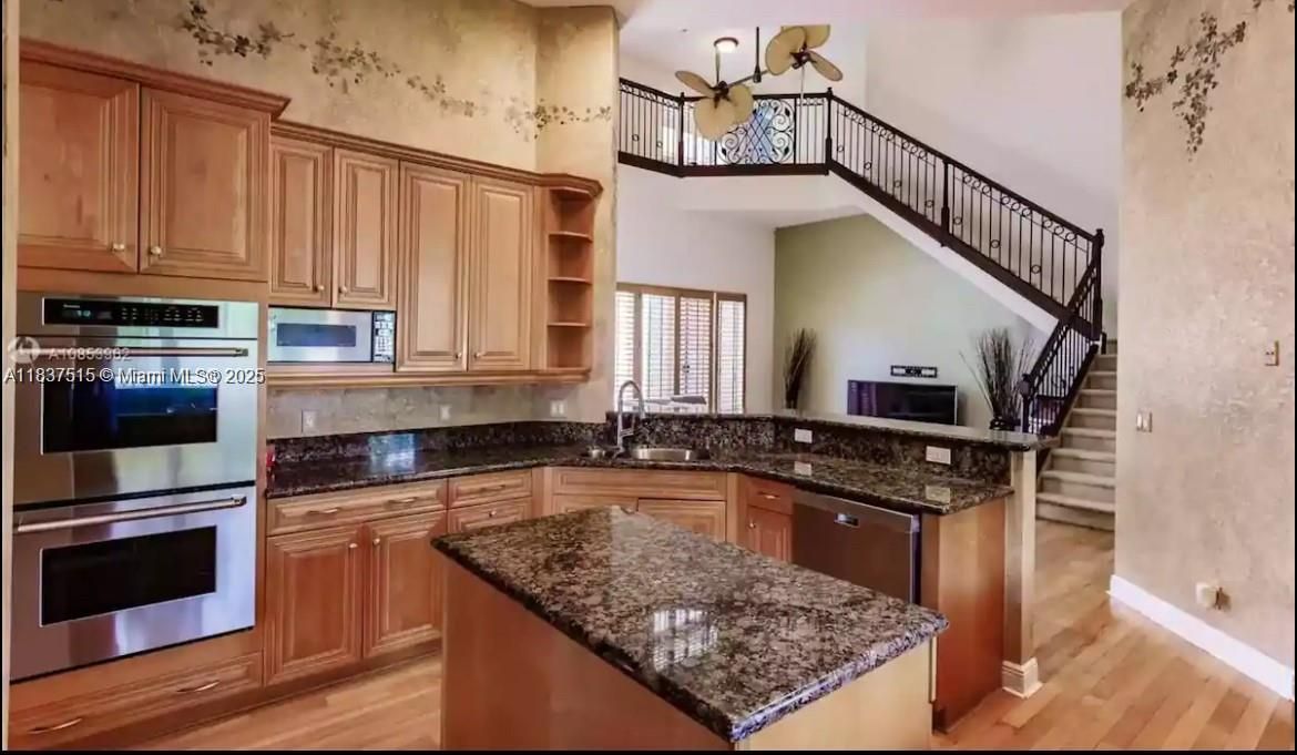 For Rent: $12,500 (5 beds, 4 baths, 5500 Square Feet)