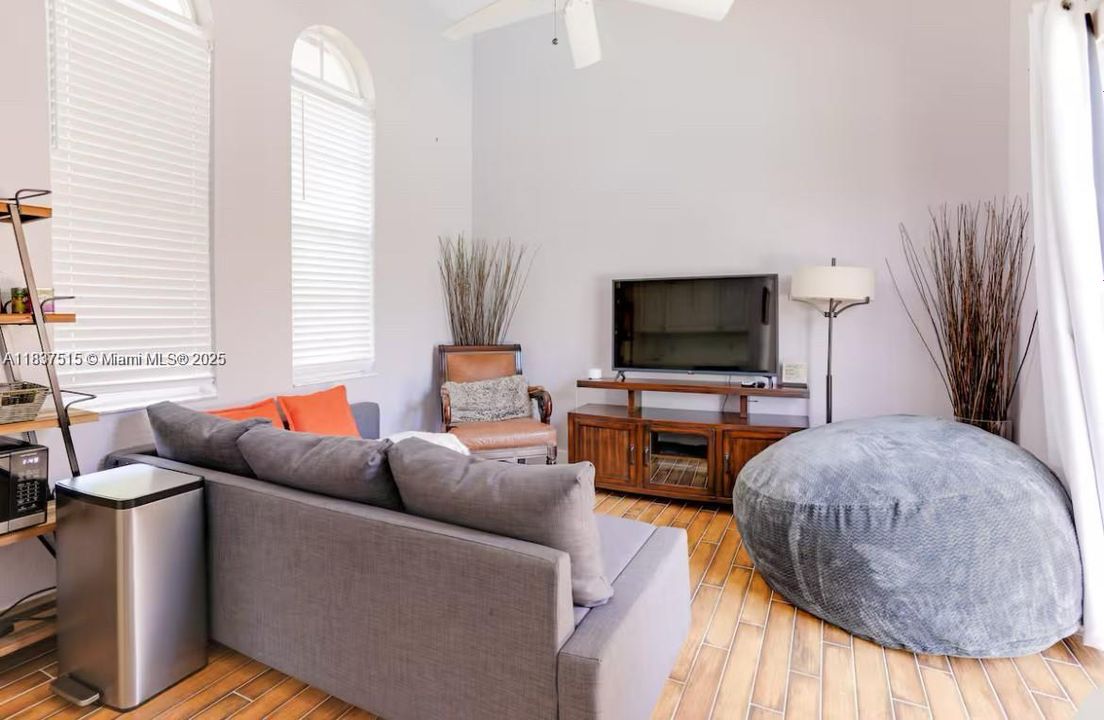 For Rent: $12,500 (5 beds, 4 baths, 5500 Square Feet)